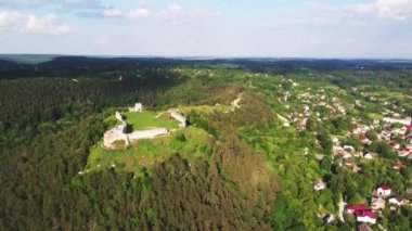 Kremenets Kalesi 'nin eski kalıntıları kuş bakışı bir tepede. Yeri Ukrayna, Avrupa. Hava görüntüleri, sinematik dron görüntüleri. UHD 4k video 'da çekildi. Toprağın güzelliğini keşfedin.