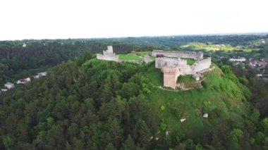 Kremenets Kalesi 'nin eski kalıntıları kuş bakışı bir tepede. Yeri Ukrayna, Avrupa. Hava görüntüleri, sinematik dron görüntüleri. UHD 4k video 'da çekildi. Toprağın güzelliğini keşfedin.
