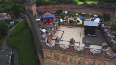 Ukrayna 'daki Lubart Kalesi' nin havadan görünüşü. Şehir manzarası Lutsk. Kamerayı konudan uzaklaştır. Ukrayna 'nın simgesi, yerli turizm. Tahkimat ve avlu.