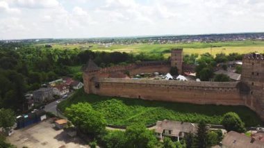Ukrayna 'daki Lubart Kalesi' nin havadan görünüşü. Şehir manzarası Lutsk. Kamerayı konudan uzaklaştır. Ukrayna 'nın simgesi, yerli turizm. Tahkimat ve avlu.
