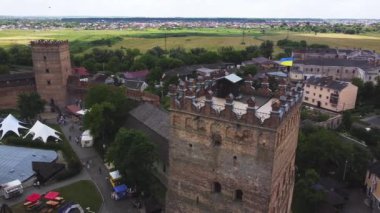 Ukrayna 'daki Lubart Kalesi' nin havadan görünüşü. Şehir manzarası Lutsk. Kamerayı konudan uzaklaştır. Ukrayna 'nın simgesi, yerli turizm. Tahkimat ve avlu.