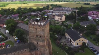 Ukrayna 'daki Lubart Kalesi' nin havadan görünüşü. Şehir manzarası Lutsk. Kamerayı konudan uzaklaştır. Ukrayna 'nın simgesi, yerli turizm. Tahkimat ve avlu.