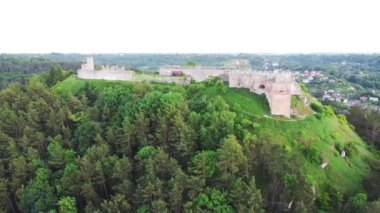 Kremenets Kalesi 'nin eski kalıntıları kuş bakışı bir tepede. Yeri Ukrayna, Avrupa. Hava görüntüleri, sinematik dron görüntüleri. UHD 4k video 'da çekildi. Toprağın güzelliğini keşfedin.