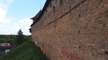 Ukrayna 'daki Lubart Kalesi' nin havadan görünüşü. Şehir manzarası Lutsk. Kamerayı konudan uzaklaştır. Ukrayna 'nın simgesi, yerli turizm. Tahkimat ve avlu.