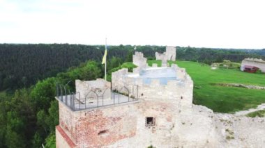 Kremenets Kalesi 'nin eski kalıntıları kuş bakışı bir tepede. Yeri Ukrayna, Avrupa. Hava görüntüleri, sinematik dron görüntüleri. UHD 4k video 'da çekildi. Toprağın güzelliğini keşfedin.