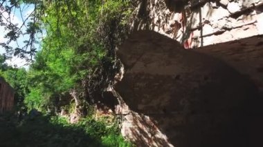 Ukrayna 'nın Rivne bölgesindeki Fort Outpost Dubno veya Tarakaniv Kalesi harabeleri. Askeri tarihin popüler bir anıtı ve Ukrayna 'da bir seyahat merkezi.