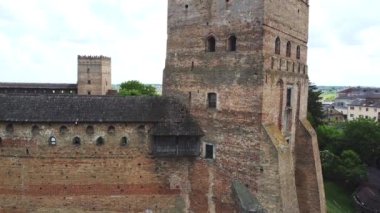 Ukrayna 'daki Lubart Kalesi' nin havadan görünüşü. Şehir manzarası Lutsk. Kamerayı konudan uzaklaştır. Ukrayna 'nın simgesi, yerli turizm. Tahkimat ve avlu.