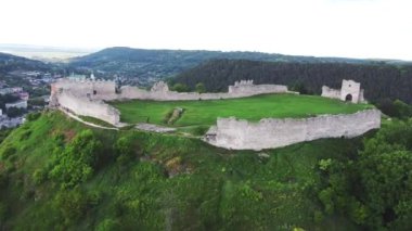 Kremenets Kalesi 'nin eski kalıntıları kuş bakışı bir tepede. Yeri Ukrayna, Avrupa. Hava görüntüleri, sinematik dron görüntüleri. UHD 4k video 'da çekildi. Toprağın güzelliğini keşfedin.