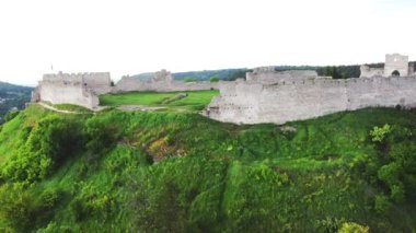 Kremenets Kalesi 'nin eski kalıntıları kuş bakışı bir tepede. Yeri Ukrayna, Avrupa. Hava görüntüleri, sinematik dron görüntüleri. UHD 4k video 'da çekildi. Toprağın güzelliğini keşfedin.