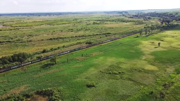 Nákladní Vlaky Přepravují Vagóny Lokomotivu Vyprahlé Kopcovité Krajiny Pohled Perspektivy — Stock video