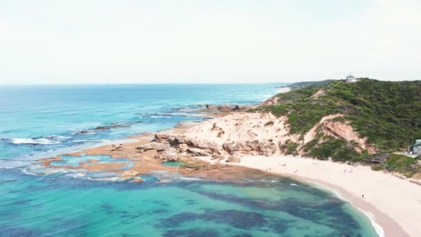 Fale Morskie Pięknej Plaży Widok Lotu Drona Strzał Widok Lotu — Wideo stockowe