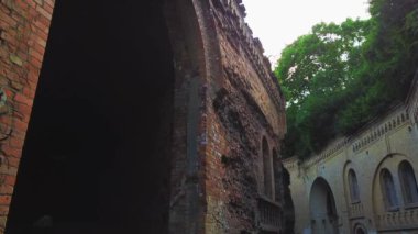 Ukrayna 'nın Rivne bölgesindeki Fort Outpost Dubno veya Tarakaniv Kalesi harabeleri. Askeri tarihin popüler bir anıtı ve Ukrayna 'da bir seyahat merkezi.