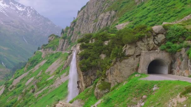 Conduzir Sustenpass Suíça Landsacape Alpino Filmado Ponto Vista Carro Cachoeira — Vídeo de Stock
