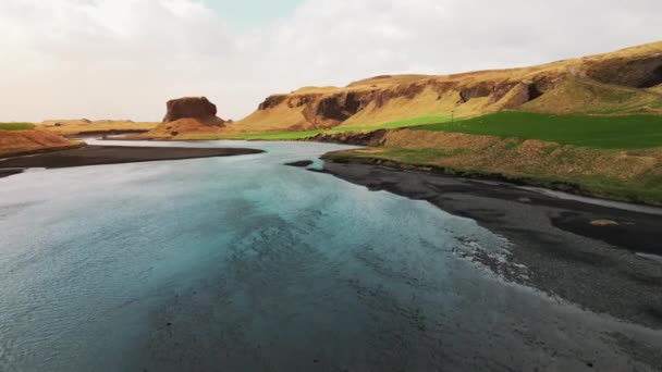 伝説的なリングロード滝の上にグライド スコガフォス それは自然の振付でカスケードとして アイスランドを魅了する自然の驚異を捉えた空想的な傑作 — ストック動画