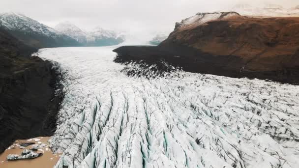 Описание Europes Largest Glacier Sun Черные Пепельные Хребты Рассказывают Историю — стоковое видео