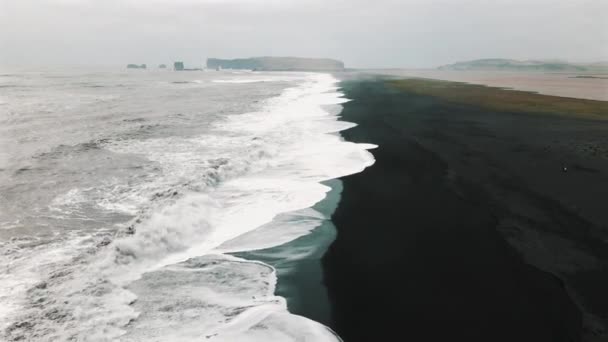 Экспериментируйте Привлекательностью Исландского Черноморского Пляжа Нетронутом Прочные Пейзажи Встречают Вулканическое — стоковое видео
