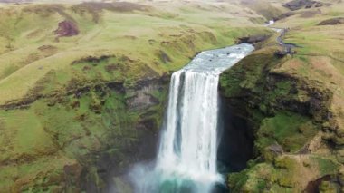 Efsanevi Çevre Yolu şelalesinin üzerinde süzül, Skogafoss, doğa koreografisinde çağlıyor. İzlanda 'nın nefes kesen doğal güzelliklerini yakalayan bir başyapıt..