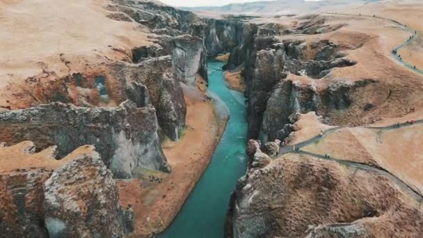 Glijd Door Schilderachtige Grandeur Van Fjadrargljufur Canyon Zuidoost Ijsland Een — Stockvideo