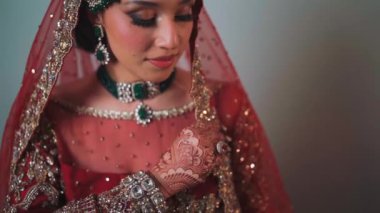 Güzel bir Hintli Gelinin düğününe girerken çekilmiş fotoğrafı. Hindistan 'da Hindistan Düğününde Gelinlik Mücevherlerini gösteren bir fotoğraf.