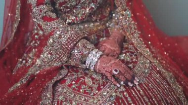 Güzel bir Hintli Gelinin düğününe girerken çekilmiş fotoğrafı. Hindistan 'da Hindistan Düğününde Gelinlik Mücevherlerini gösteren bir fotoğraf.