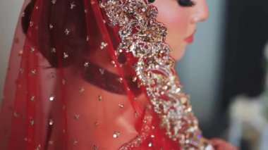 Güzel bir Hintli Gelinin düğününe girerken çekilmiş fotoğrafı. Hindistan 'da Hindistan Düğününde Gelinlik Mücevherlerini gösteren bir fotoğraf.