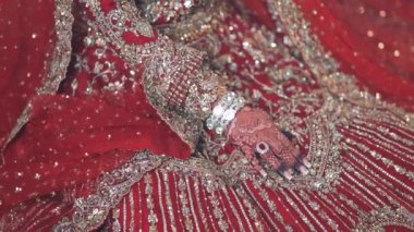 Güzel bir Hintli Gelinin düğününe girerken çekilmiş fotoğrafı. Hindistan 'da Hindistan Düğününde Gelinlik Mücevherlerini gösteren bir fotoğraf.