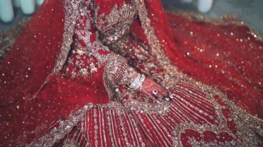 Güzel bir Hintli Gelinin düğününe girerken çekilmiş fotoğrafı. Hindistan 'da Hindistan Düğününde Gelinlik Mücevherlerini gösteren bir fotoğraf.