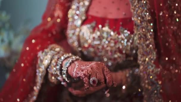 彼女の結婚式に入る美しいインドの花嫁のショット インドの結婚式で彼女のブライダルジュエリーを示すインドの花嫁のショット — ストック動画