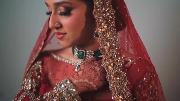 被一个漂亮的印度新娘在她的婚礼上被枪杀了一名印度新娘在印度举行的印度婚礼上向她展示新娘珠宝的镜头 — 图库视频影像