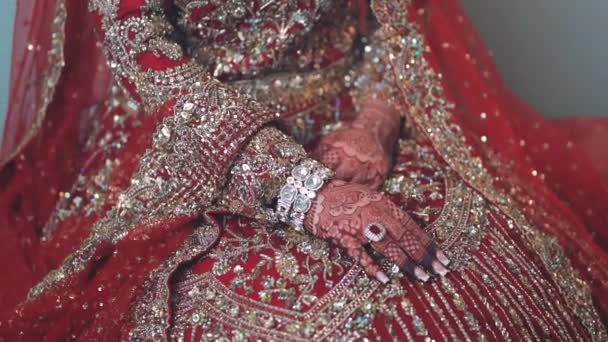 그녀의 결혼식에 들어가는 아름다운 신부의 인도에서 그녀의 결혼식에서 그녀의 보석을 — 비디오
