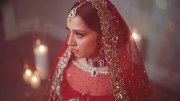彼女の結婚式に入る美しいインドの花嫁のショット インドの結婚式で彼女のブライダルジュエリーを示すインドの花嫁のショット — ストック動画