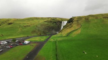 Efsanevi Çevre Yolu şelalesinin üzerinde süzül, Skogafoss, doğa koreografisinde çağlıyor. İzlanda 'nın nefes kesen doğal güzelliklerini yakalayan bir başyapıt..