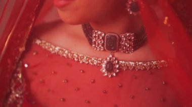 Güzel bir Hintli Gelinin düğününe girerken çekilmiş fotoğrafı. Hindistan 'da Hindistan Düğününde Gelinlik Mücevherlerini gösteren bir fotoğraf.