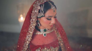 Güzel bir Hintli Gelinin düğününe girerken çekilmiş fotoğrafı. Hindistan 'da Hindistan Düğününde Gelinlik Mücevherlerini gösteren bir fotoğraf.