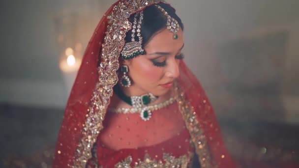 Strzał Pięknej Indyjskiej Panny Młodej Wchodzącej Jej Ślub Strzał Indyjskiej — Wideo stockowe