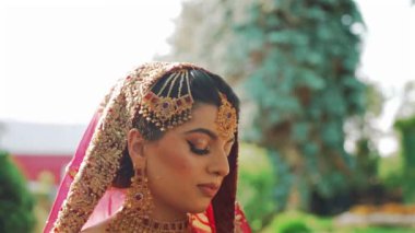 Güzel bir Hintli Gelinin düğününe girerken çekilmiş fotoğrafı. Hindistan 'da Hindistan Düğününde Gelinlik Mücevherlerini gösteren bir fotoğraf.