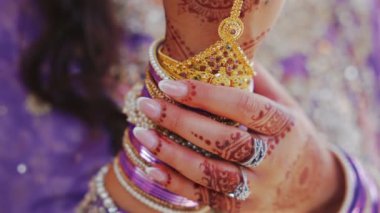 Güzel bir Hintli Gelinin düğününe girerken çekilmiş fotoğrafı. Hindistan 'da Hindistan Düğününde Gelinlik Mücevherlerini gösteren bir fotoğraf.