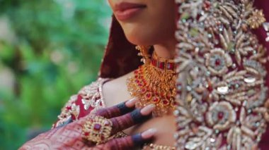 Güzel bir Hintli Gelinin düğününe girerken çekilmiş fotoğrafı. Hindistan 'da Hindistan Düğününde Gelinlik Mücevherlerini gösteren bir fotoğraf.