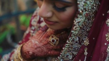Güzel bir Hintli Gelinin düğününe girerken çekilmiş fotoğrafı. Hindistan 'da Hindistan Düğününde Gelinlik Mücevherlerini gösteren bir fotoğraf.