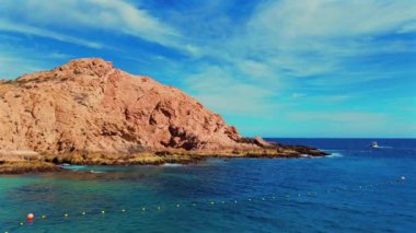 Kamera Cabo San Lucas, Meksika 'da güzel bir plajı gözler önüne seriyor. Büyüleyici evleri, demirlemiş yatları ve yelkenlileri olan bu tropikal cennetin canlı sahil yaşam tarzını gözler önüne seriyor..