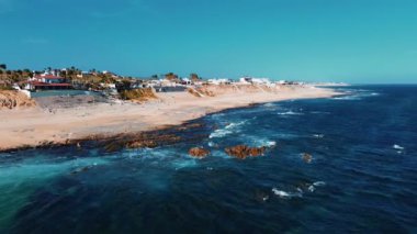 Kamera Cabo San Lucas, Meksika 'da güzel bir plajı gözler önüne seriyor. Büyüleyici evleri, demirlemiş yatları ve yelkenlileri olan bu tropikal cennetin canlı sahil yaşam tarzını gözler önüne seriyor..