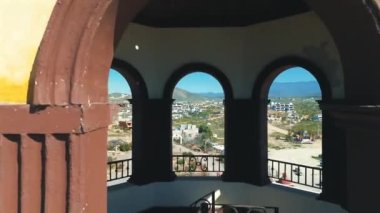 Kayalık bir uçuruma tünemiş Hacienda Cerritos, Cabo San Lucas yakınlarındaki Cerritos Sahili 'nde çarpıcı okyanus manzarası sunan canlı, koloni tarzı bir butik otel. 11 Ağustos 2024 'te yakalandı.