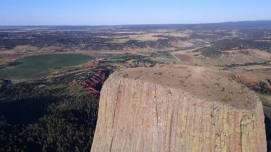 Şeytani Kule 'nin nefes kesici drone görüntüsü, Wyomings ikonik volkanik tepesi, Kara Tepeler' den dik bir şekilde yükseliyor. Bu doğal mucize, bölgelerin engebeli güzelliğini ve jeolojik mucizesini gözler önüne seriyor.