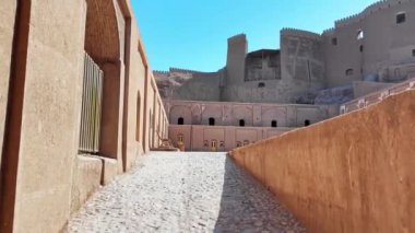 Kerman yakınlarındaki Arg-e Bam, Bam Kalesi 'nden yürüme sahnesi, İran depreminden sonra yeniden inşa edildi.