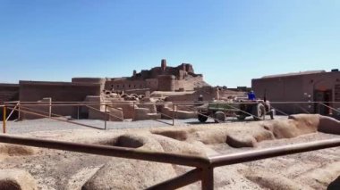 Kerman kenti yakınlarındaki Arg-e Bam, Bam Kalesi 'ni yeniden inşa etmek için traktör bakımı kargo, İran' daki depremden sonra yeniden inşa edildi.