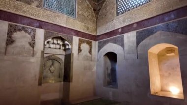 Kerman, Kerman vilayeti - İran - 13 Nisan 2023, Ganjali Han Camii 'nin içinde eski Kerman şehrinin merkezinde, Safevi döneminden kalma bir bina kompleksi var.