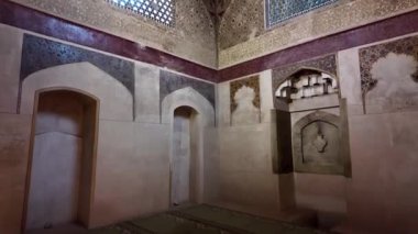 Kerman, Kerman vilayeti - İran - 13 Nisan 2023, Ganjali Han Camii 'nin içinde eski Kerman şehrinin merkezinde, Safevi döneminden kalma bir bina kompleksi var.