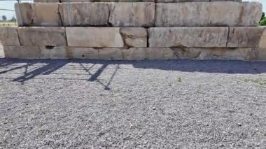 Şiraz, Fars Eyaleti - İran - 16 Nisan 2023, Pasargadae Dünya Mirası Alanı, Büyük Cyrus 'un Mezarı. Kalıntılar, bugün bir kireçtaşı mezarlığının bulunduğu başkenti Pasargadae 'ye defnedildi.