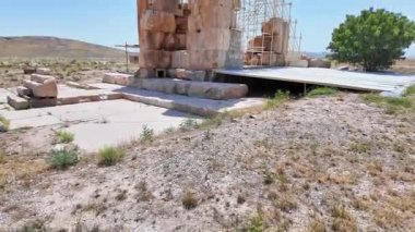 Şiraz, Fars Eyaleti - İran - 16 Nisan 2023, Pasargadae Dünya Mirasları Alanı, Cambyses I Anshan Kralı ve I. Cyrus 'un babası, I. Cyrus' un küçük oğlu ve Arukku 'nun kardeşi..