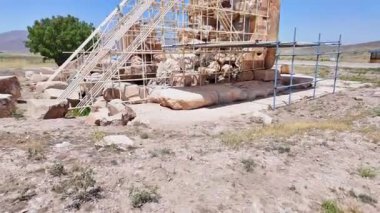 Şiraz, Fars Eyaleti - İran - 16 Nisan 2023, Pasargadae Dünya Mirasları Alanı, Cambyses I Anshan Kralı ve I. Cyrus 'un babası, I. Cyrus' un küçük oğlu ve Arukku 'nun kardeşi..